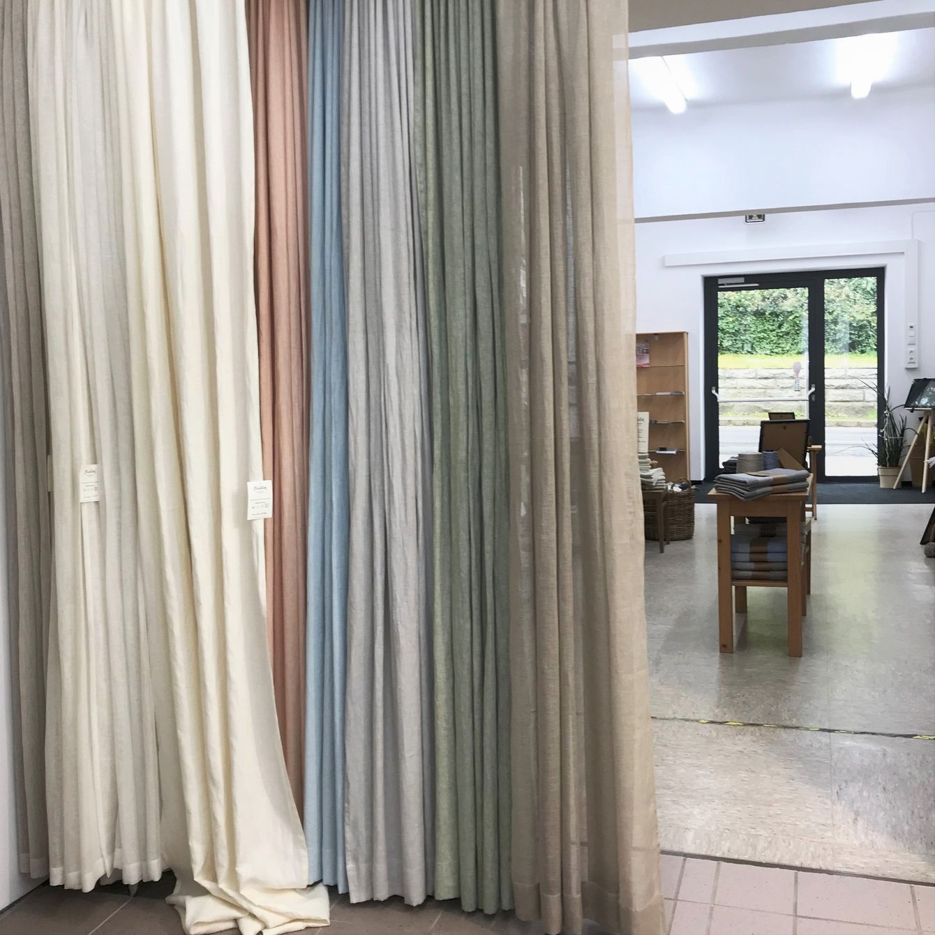 The way to a fitting linen curtain